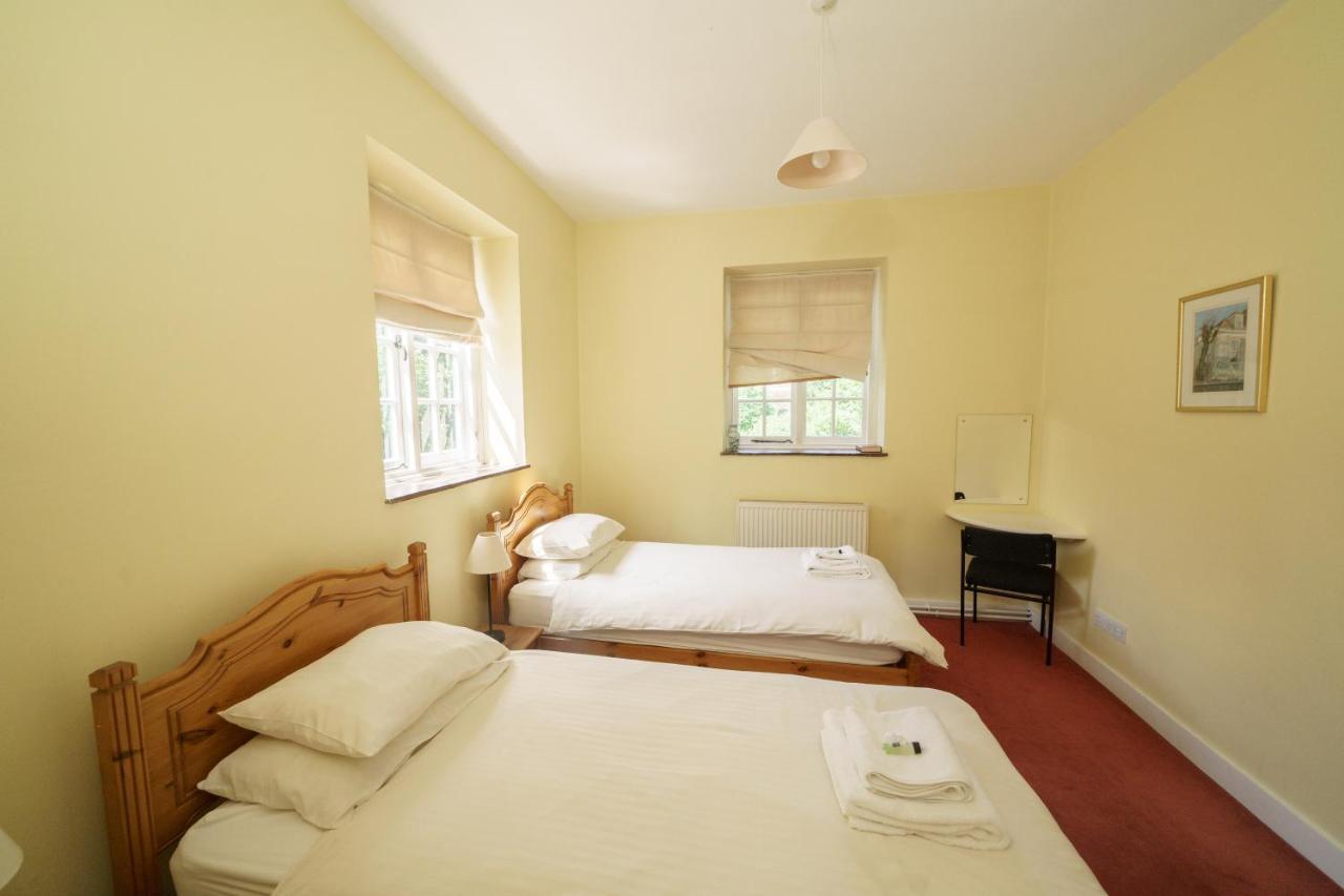แซรุม คอลเลจ เซอร์วิส Ltd Hotel ซอลส์บรี ภายนอก รูปภาพ